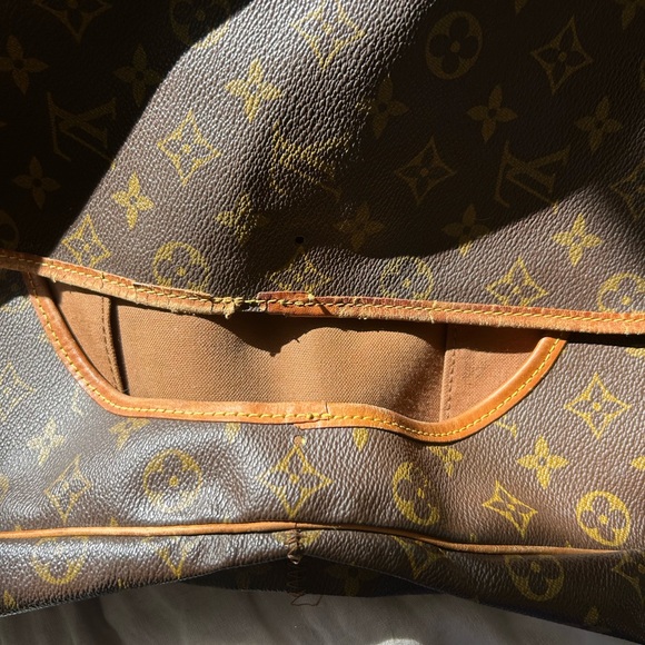 Louis Vuitton buckle and expandable messenger bag - Picture 4 of 7